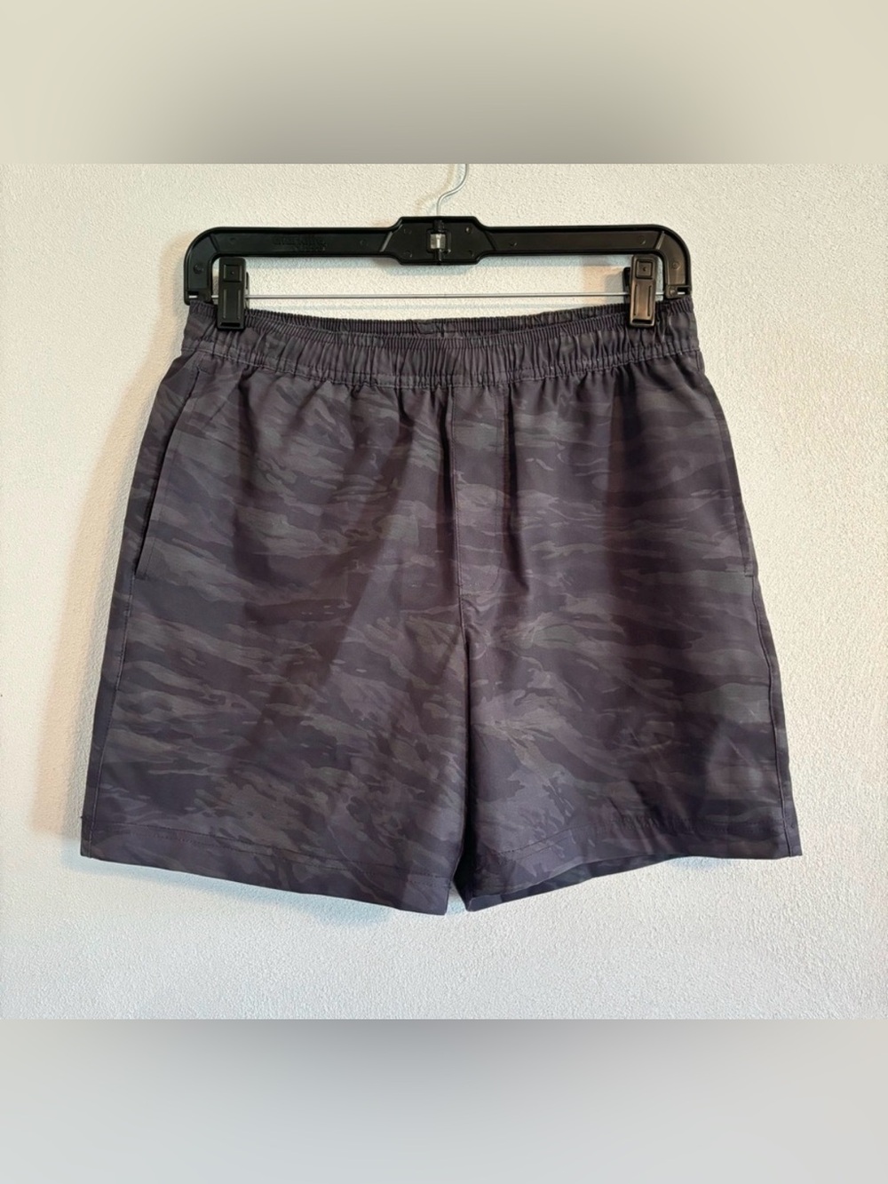 chubbies Men's Dark Gray Camo Athletic Shorts